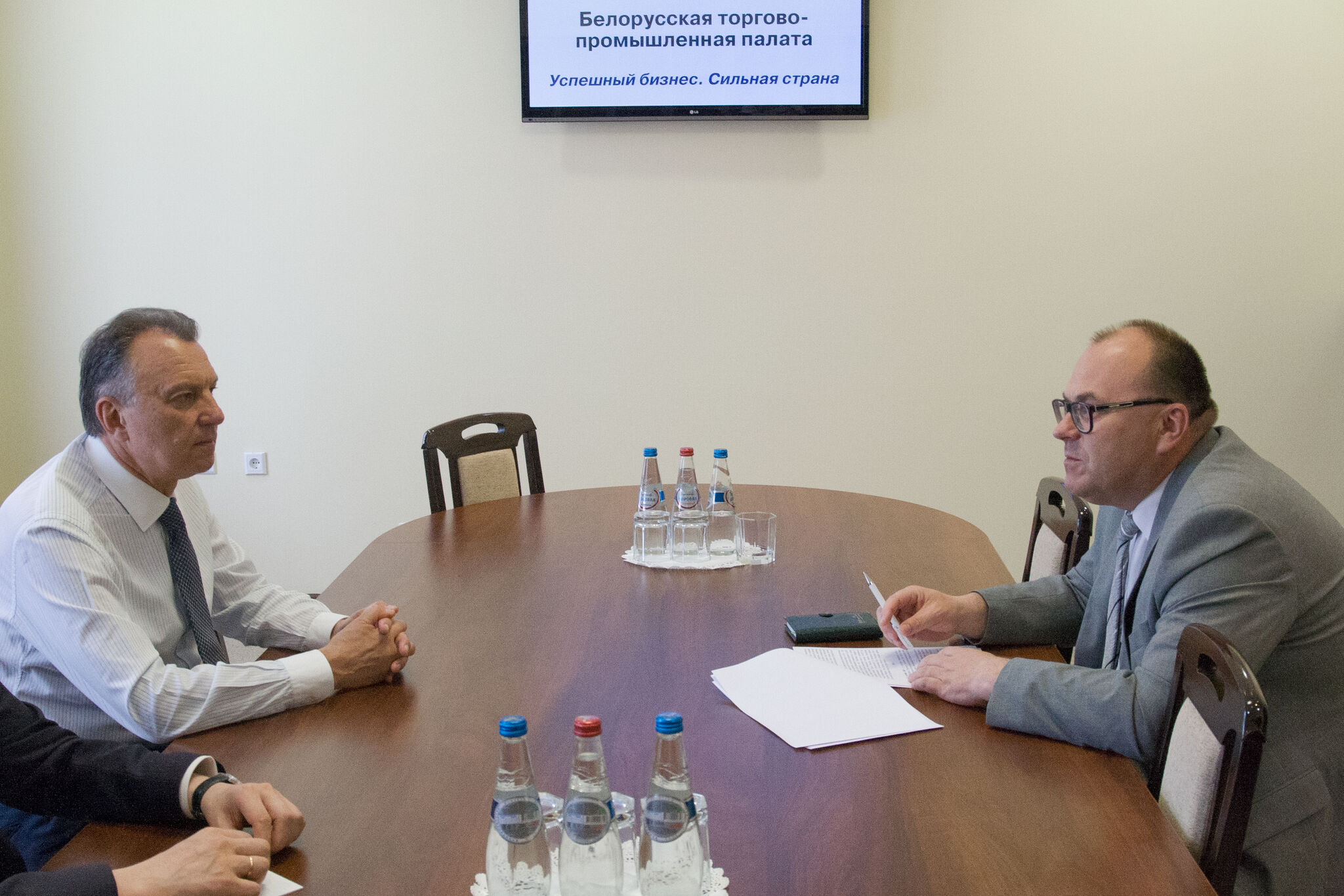 Сустрэча старшыні БелГПП У.Улаховіча з Надзвычайным і Паўнамоцным Амбасадарам Беларусі ў Рэспубліцы Куба В.Бараноўскім Сустрэча старшыні БелГПП У.Улаховіча з Надзвычайным і Паўнамоцным Амбасадарам Беларусі ў Рэспубліцы Куба В.Бараноўскім